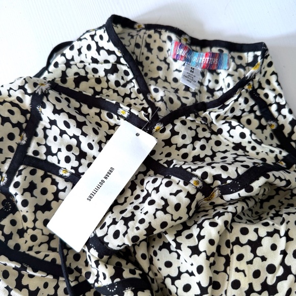 Urban Outfitters Esme Flirty Wrap Mini Skirt Black White Daisy Floral Print NEW - Picture 6 of 8